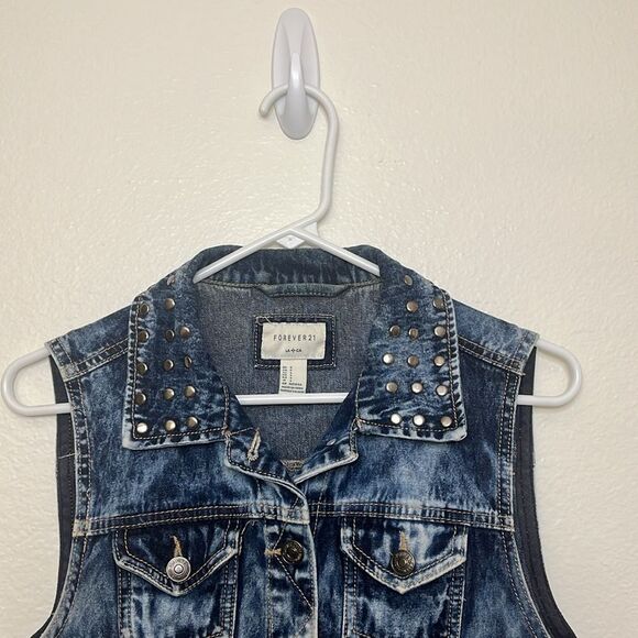 Forever 21 Acid Wash Studded Cropped Denim Vest Sz Small - Picture 3 of 12